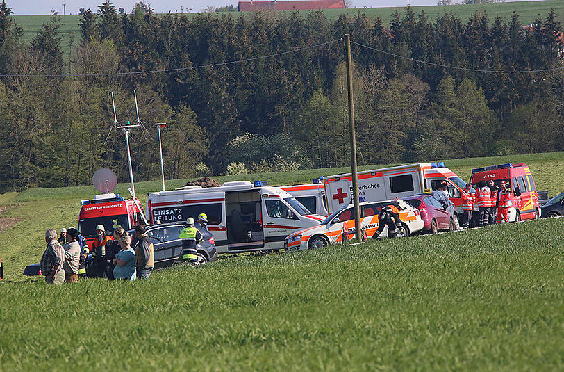 Großeinsatz der Feuerwehr am Donnerstagnachmittag: In Lafering brannte ein großes Stallgebäude komplett aus, der Sachschaden ist enorm. Die Bilder.