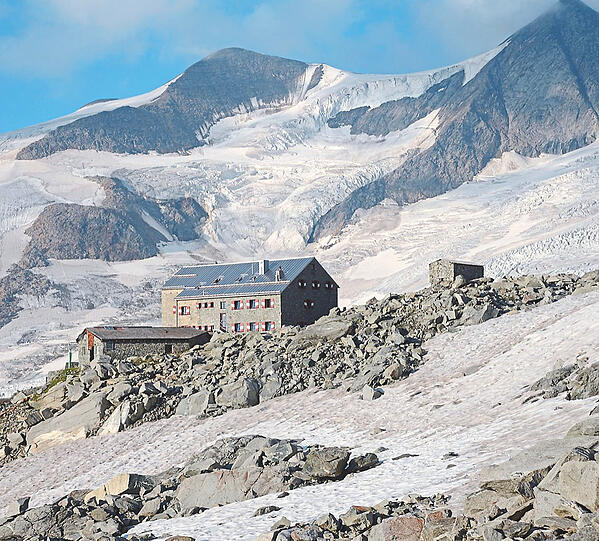 Neue Prager Hütte in der Venedigergruppe, 2015.