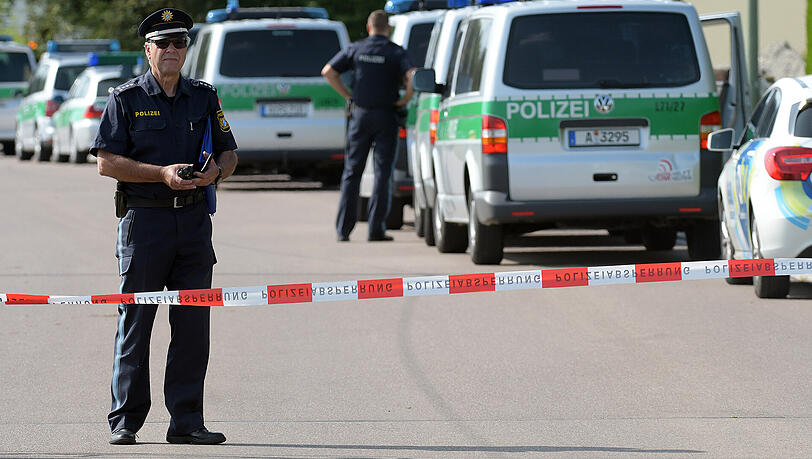 Polizisten stehen am Dienstag in Frauenstetten (Bayern) an einer Absperrung. Polizisten stehen am Dienstag in Frauenstetten (Bayern) an einer Absperrung.