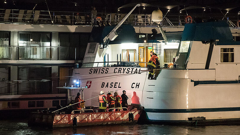 In Duisburg rammt ein Ausflugsschiff einen Brückenpfeiler. Die Bilder vom Bergungseinsatz