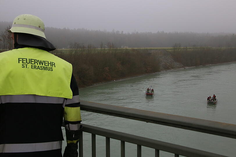 In Pürten bei Waldkraiburg wurde am Freitagmorgen ein Auto im Inn treibend gesichtet. Die Bilder vom Einsatz.