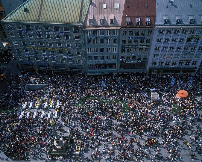 Das Haus im 50er-Jahre-Stil mit dem Hochcafe oben.