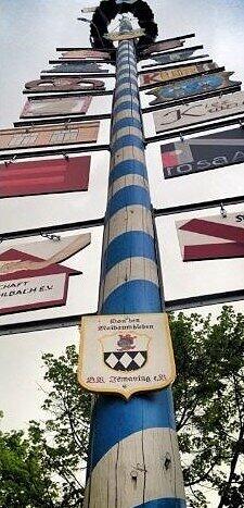 Zwölf Jahre lang stand der bunte Maibaum am Karl-Heinrich-Ulrichs-Platz.