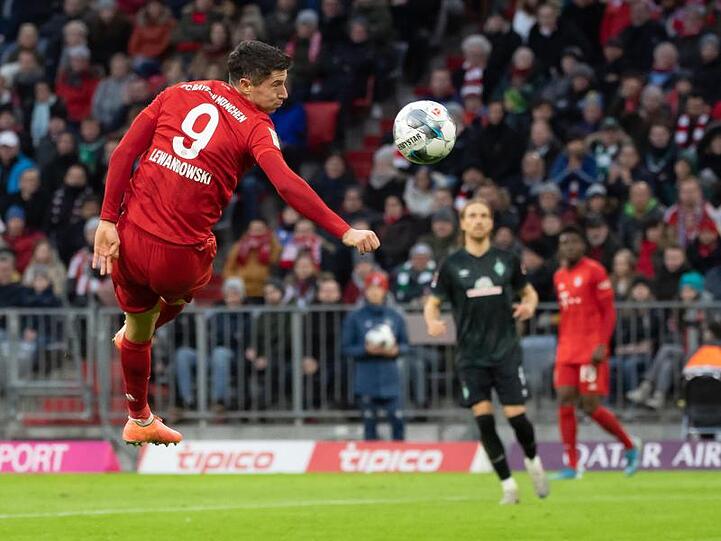 Münchens Robert Lewandowski kann den Ball nach einer Flanke nicht erreichen.