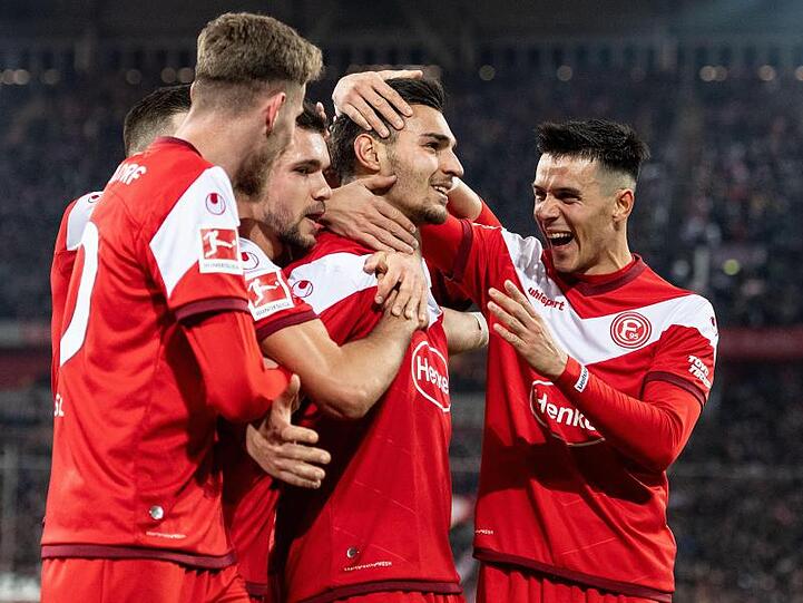 Die Düsseldorfer jubeln nach dem Treffer zum 2:1 durch Torschütze Kaan Ayhan (M).