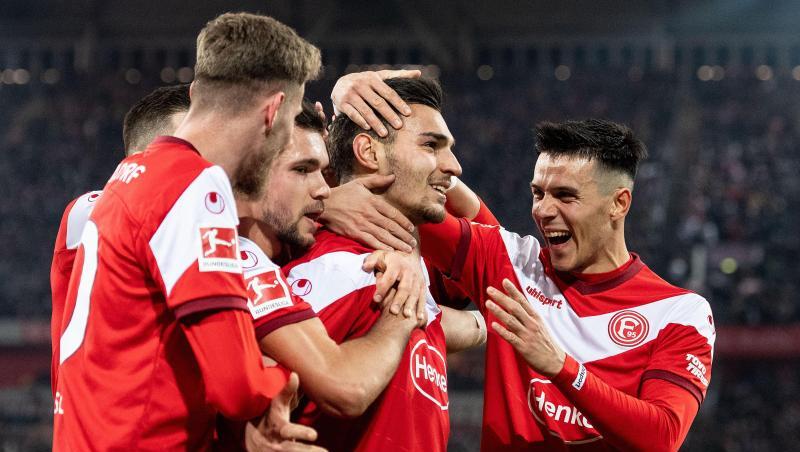 Die Düsseldorfer jubeln nach dem Treffer zum 2:1 durch Torschütze Kaan Ayhan (M). Die Düsseldorfer jubeln nach dem Treffer zum 2:1 durch Torschütze Kaan Ayhan (M).