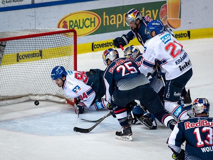 Phil Hungerecker (l) von Adler Mannheim schießt das 3:0 gegen die Münchner.