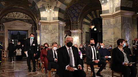 Bundespräsident Frank-Walter Steinmeier (m.) zu Beginn des ökumenischen Gottesdienstes und einer Gedenkzeremonie im Aachener Dom.