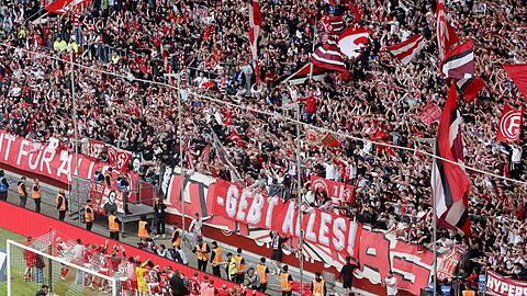 Die Düsseldorfer Mannschaft feiert mit ihren Fans: Die Fortuna kann mit Zuversicht ins Relegationsspiel gegen den VfL Bochum gehen.