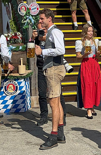 Mei, trachtentechnisch den Elfmeter fast perfekt verwandelt. Das Gwand zurückhaltend, klassich und damit super ausgewählt. Kleiner Styling-Tipp am Rande: Kniestrümpfe immer hochziehen. Oder sich doch handgestrickte Loferl leisten. Aber Volltreffer!