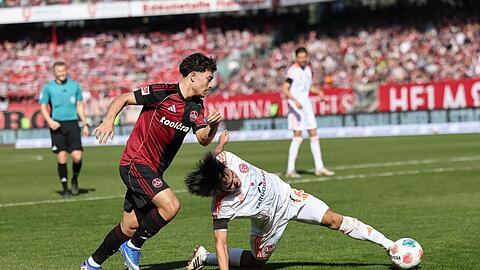 N&uuml;rnbergs Youngster Justin von der Hitz (l) im Zweikampf mit dem D&uuml;sseldorfer Satoshi Tanaka.