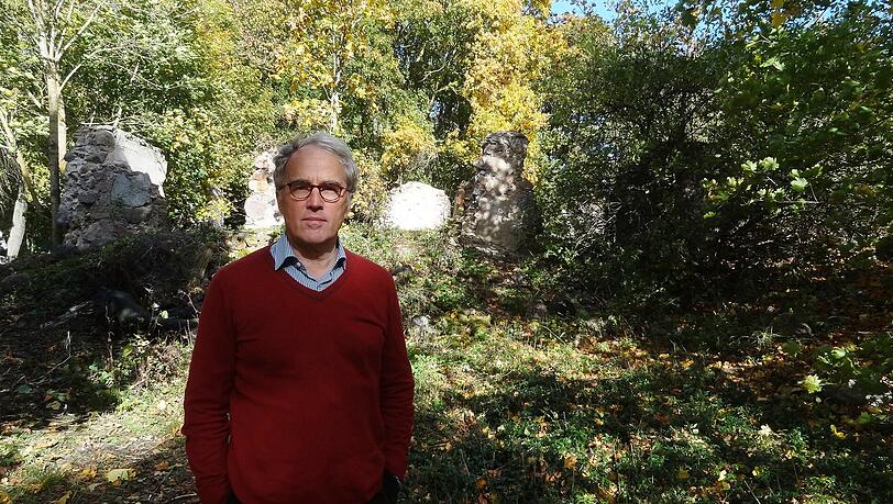 R&uuml;diger von Fritsch im Oktober 2016 vor den Ruinen des Gutshauses von Plonian im heutigen Litauen. Es war das Elternhaus seiner Mutter.
