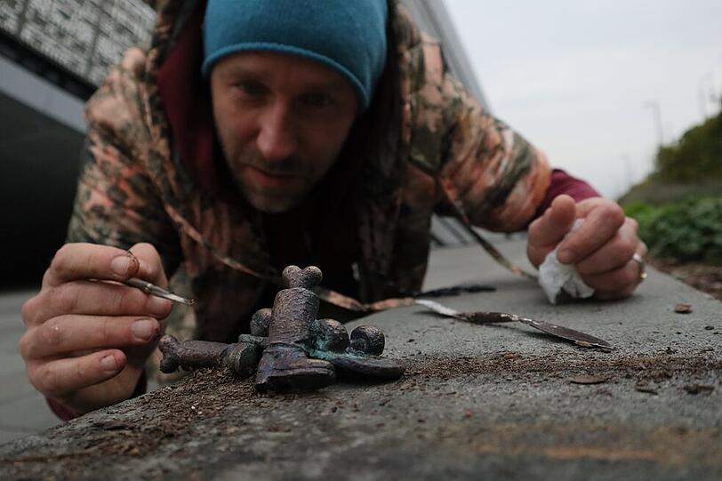 Die Plastik „Among Us“ zeigt Knochen, die aus Stiefeln herausragen. Kolodkos Idee: Sie gehören den beiden russischen Diktatoren – der eine Stalin, der andere Putin. Die Plastik „Among Us“ zeigt Knochen, die aus Stiefeln herausragen. Kolodkos Idee: Sie gehören den beiden russischen Diktatoren – der eine Stalin, der andere Putin.