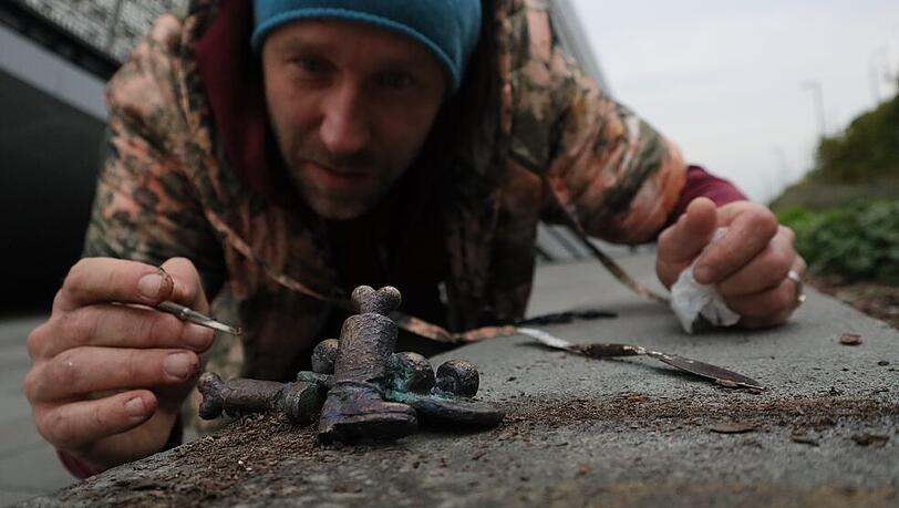 Die Plastik „Among Us“ zeigt Knochen, die aus Stiefeln herausragen. Kolodkos Idee: Sie gehören den beiden russischen Diktatoren – der eine Stalin, der andere Putin. Die Plastik „Among Us“ zeigt Knochen, die aus Stiefeln herausragen. Kolodkos Idee: Sie gehören den beiden russischen Diktatoren – der eine Stalin, der andere Putin.