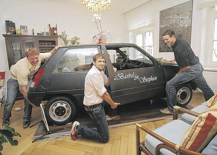 Die Hochzeitscrasher (v. l.): Thomas Böx, Sebastian Wilk und Florian Pollack verfrachteten den R5 im Wohnzimmer ihrer Freunde.