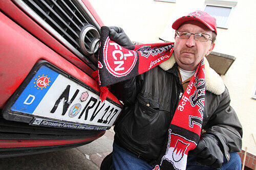 Club-Fan Ralf-Peter Vogel ist empört: Die Polizei beanstandete zwei winzige FCN-Aufkleber auf seinen Nummernschildern.