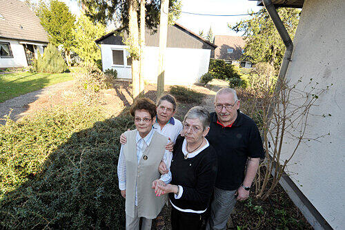 Wissen nicht, ob sie in ihren Häusern bleiben dürfen: Sybille Preuß, gestützt von Erika Herzog (hinten) und Erika H., daneben Wolfgang Herzog (v. li.).