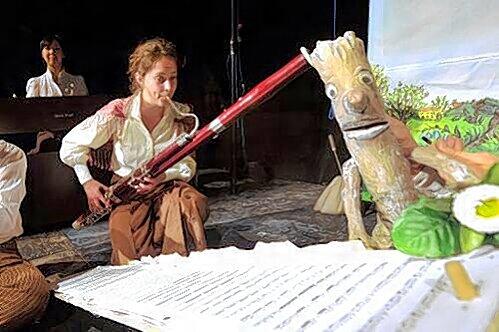 Ob das Trio37 auch wirklich das spielt, was da auf den Noten steht? Stockmann nimmt&rsquo;s genau, schließlich ist es ja auch seine Show im Theater Salz und Pfeffer.