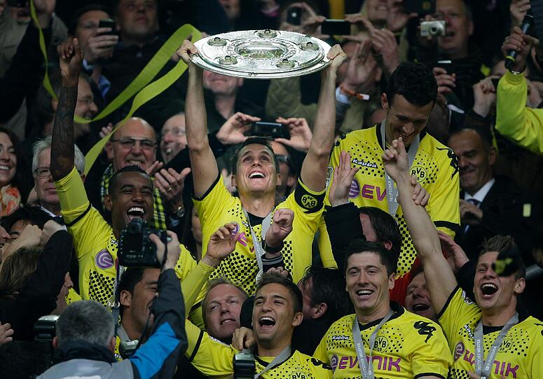 Da ist das Ding! Die Spieler mit der Meisterschale in der Hand.