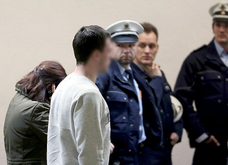 Viele Angehörige erfuhren erst am Flughafen von dem Unglück.