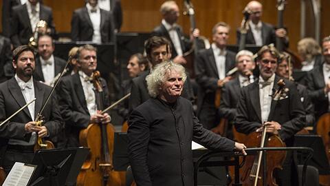 Simon Rattle und die Berliner Philharmoniker im Großen Festspielhaus.