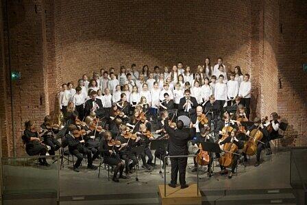 Am Sonntag gibt die Bayerische Philharmonie im Lichthof des Möbelhauses ein Konzert.