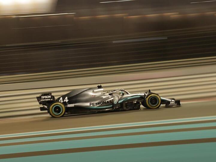 Lässt scih auch beim Großen Preis von Abu Dhabi nicht die Butter vom Brot nehmen: Lewis Hamilton siegt erneut souverän.