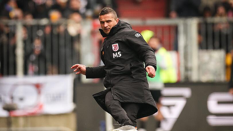 Regensburgs Trainer Mersad Selimbegovic spielt den Ball.