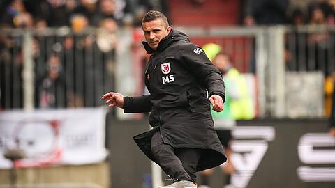 Regensburgs Trainer Mersad Selimbegovic spielt den Ball.
