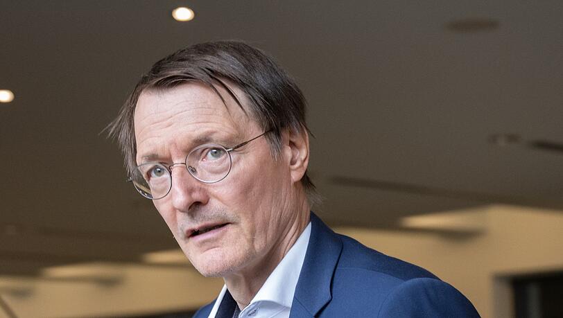 Das Ministerium von Gesundheitsminister Lauterbach verspricht sich von dem geplanten Krankenhaus-Register auch Motivation für die Kliniken zu Qualitätsverbesserungen. Das Ministerium von Gesundheitsminister Lauterbach verspricht sich von dem geplanten Krankenhaus-Register auch Motivation für die Kliniken zu Qualitätsverbesserungen.