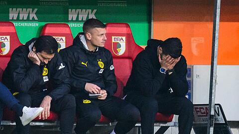 Nuri Sahin (r) kann nicht mehr hinschauen: Der BVB verliert schon wieder auswärts.