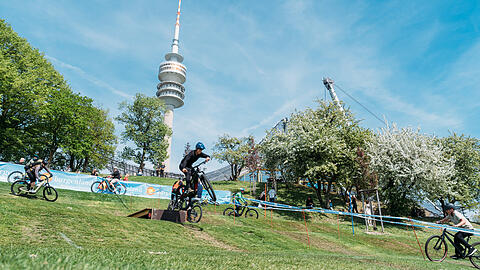 Gravel und E-MTB liegen voll im Trend &ndash; auch im E-Bike-Segment. Passend dazu bringen zahlreiche Aussteller ihre neuesten Modelle und Innovationen mit nach M&uuml;nchen, zum Testen und Ausprobieren.