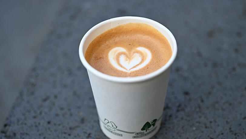 Ein Cappuccino kostet in Deutschland im Schnitt 3,57 Euro - und damit 10 Cent mehr als im vergangenen Jahr. Ein Cappuccino kostet in Deutschland im Schnitt 3,57 Euro - und damit 10 Cent mehr als im vergangenen Jahr.