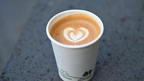 Ein Cappuccino kostet in Deutschland im Schnitt 3,57 Euro - und damit 10 Cent mehr als im vergangenen Jahr.
