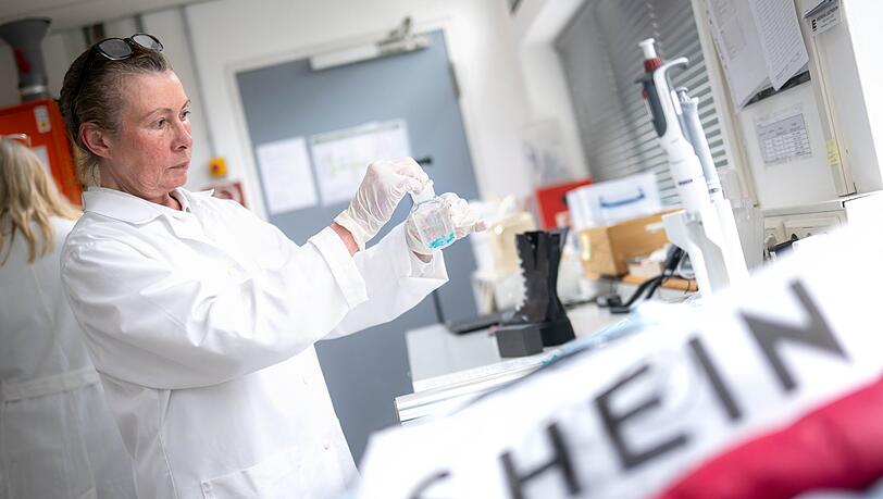 Die Deutsche Umwelthilfe hat Kleidung von Shein beim Bremer Umweltinstitut testen lassen.