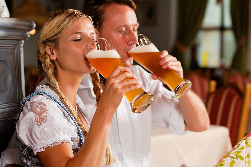 Weizen oder Weißbier, wie es auch genannt wird, hat einen hohen Weizenmalzanteil und wird obergärig gebraut. Serviert wird es in Weizenstutzen, die unten schmal sind und nach oben hin breiter werden. Typisch ist die natürliche Trübung durch die Hefe, die nicht nur optisch, sondern auch geschmacklich Akzente setzt. Weizen schmeckt frisch, spritzig und fruchtig - der perfekte Sommer-Begleiter! Weizen oder Weißbier, wie es auch genannt wird, hat einen hohen Weizenmalzanteil und wird obergärig gebraut. Serviert wird es in Weizenstutzen, die unten schmal sind und nach oben hin breiter werden. Typisch ist die natürliche Trübung durch die Hefe, die nicht nur optisch, sondern auch geschmacklich Akzente setzt. Weizen schmeckt frisch, spritzig und fruchtig - der perfekte Sommer-Begleiter!