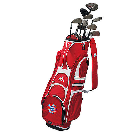 Besonders den "Kaiser" wird diese Ecke im Bayern-Fanshop interessieren: Wenn Franz Beckenbauer wollte, könnte er nämlich gänzlich mit rot-weißem Golf-Equipment über das Green schländern. Neben einem Golfbag...