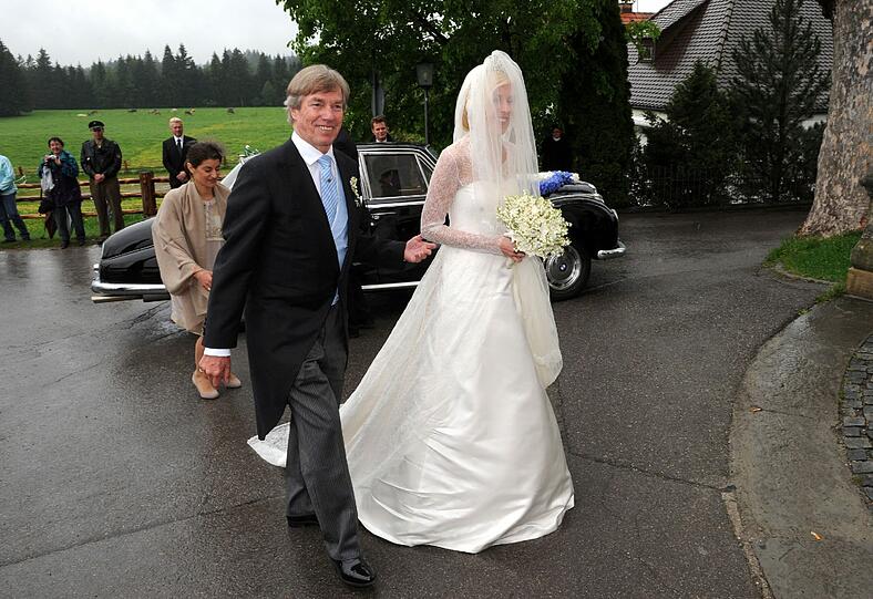 Die Braut Felipa Prinzessin von Bayern und den Brautvater, Leopold Prinz von Bayern, kommen am Samstag (12.05.2012) in Steingaden (Oberbayern) zur kirchlichen Trauung der Prinzessin zur Wieskirche