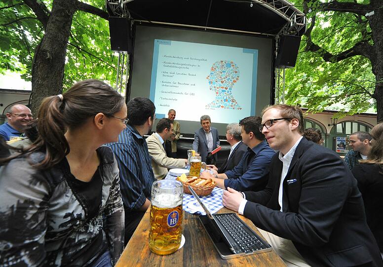 Bei Bier und Brotzeit macht das Studieren Spaß.