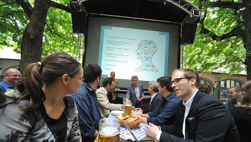 Bei Bier und Brotzeit macht das Studieren Spaß. Bei Bier und Brotzeit macht das Studieren Spaß.