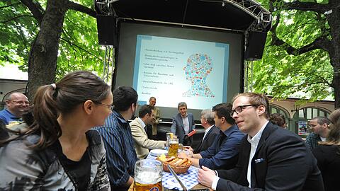 Bei Bier und Brotzeit macht das Studieren Spaß.