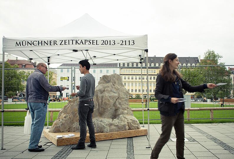 Zeugnisse aus dem Hier und Jetzt, Notizen zum persönlichen Stadt(er)leben, Dokumente oder Wünsche für München in 100 Jahren sollen die "Münchner Zeitkapsel 2013-2113" füllen. Als mobile Sammelstelle dient ein ausgehöhlter Stein. Das Projekt von Iván Argote und Pauline Bastard beginnt am Marienhof und wechselt anschließend den Standort.
