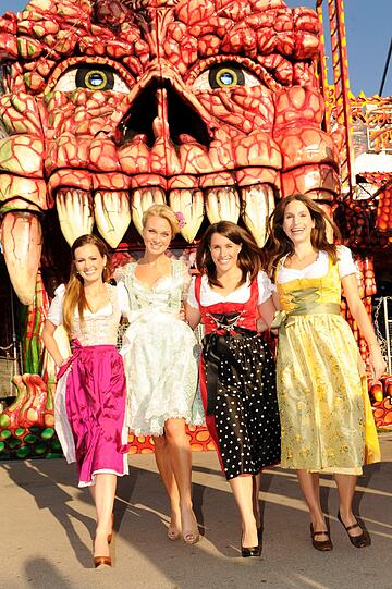 Promis auf dem Oktoberfest! Da geht dem Sportsfreund das Herzerl auf: Die Sportmoderatorinnen Britta Hofmann (Im Dirndl von Alpenprinzessin), Karolin Oltersdorf (Im Angermaier-Dirndl), Birgit Nössing (Das Dirndl) und Jessica Kastrop (Basler-Dirndl) zeigen ihre sexy Dirndl auf dem Oktoberfest. Die schönen Bilder.
