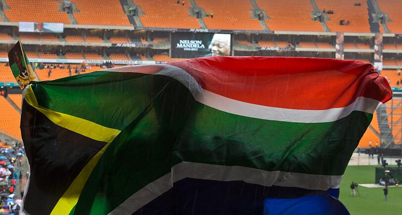 Südafrika verabschiedet sich von Nelson Mandela. Um 14 Uhr MEZ beginnt die gigantische Trauerfeier, die auf 90 Leinwände im Land übertragen wird. So langsam füllen sich die Plätze im Land. Hier die Bilder...