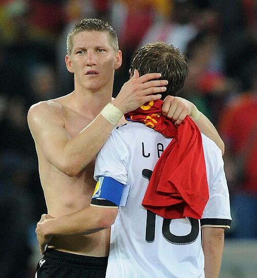 Die übermächtigen Spanier zeigten der Mannschaft von Jogi Löw wie schon 2008 ihre Grenzen auf. Nach dem 1:0 durch Spaniens Carles Puyol gab's für Schweinsteiger und Lahm keinen Trost.