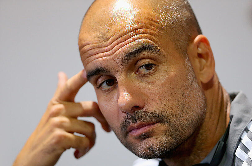 Konzentriert? Müde? Gelangweilt? Bayern-Trainer Pep Guardiola bei der Pressekonferenz.