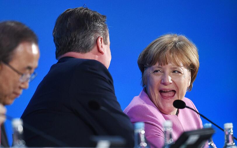 Angela Merkel scheint trotz des traurigen Anlasses auf der Syrien-Konferenz auch Spaß zu haben.