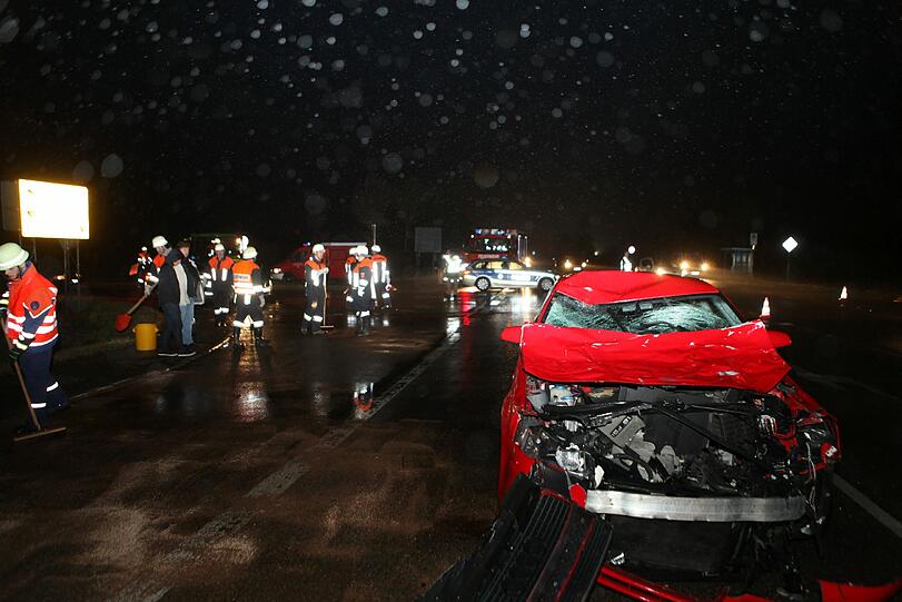 Die beiden Reiterinnen übersahen den Audi und wurden von ihm erfasst. Die Bilder von dem schrecklichen Unfall.