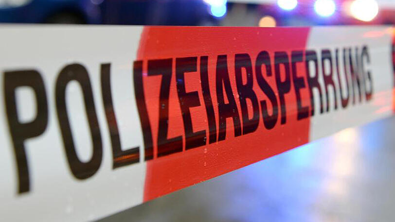 Ein Flatterband mit der Aufschrift "Polizeiabsperrung".