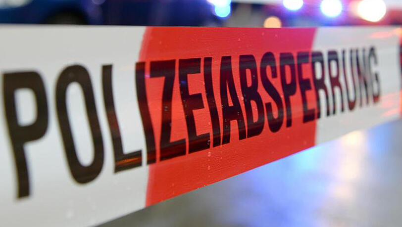 Ein Flatterband mit der Aufschrift "Polizeiabsperrung".